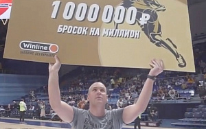 Выиграл 1 миллион рублей за 1 точный бросок! Болельщик клуба "Химки" выиграл конкурс за пару секунд
