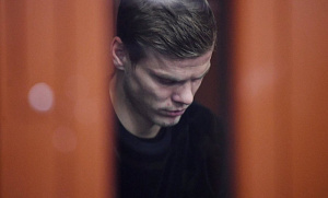 Александр Кокорин выглядит удрученно?